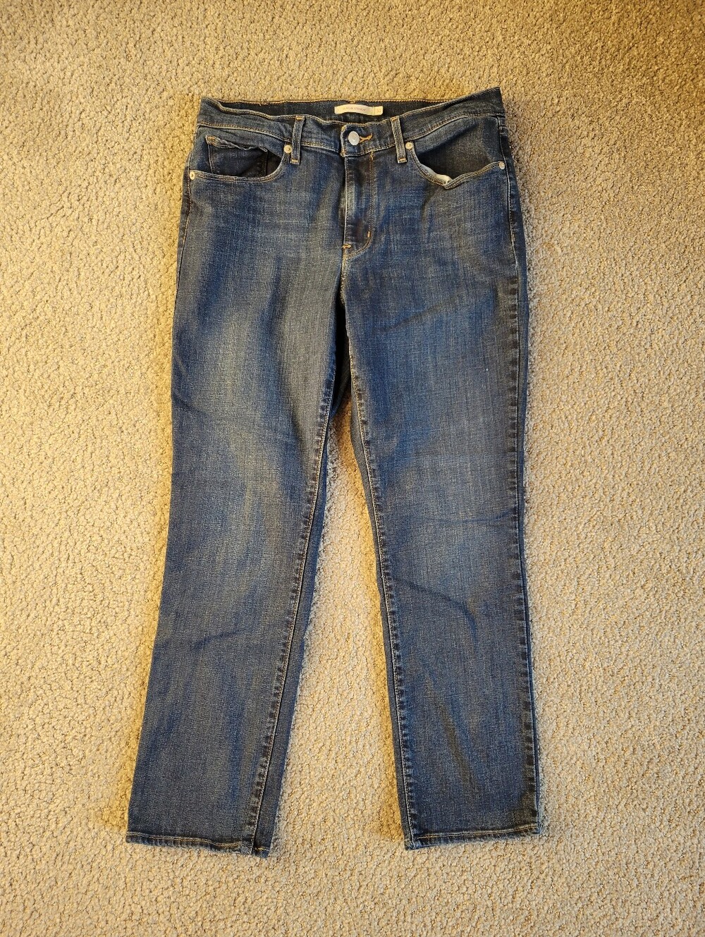 Levi's Classic Straight Jeans Medium Wash Blue Denim Womens 31 - Picture 3 of 9
